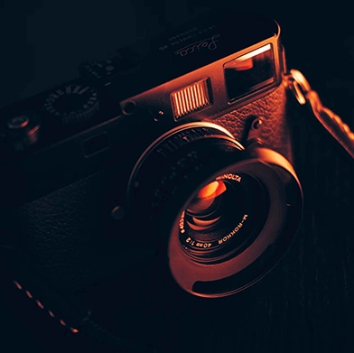Image d'un appareil photo, avec filtre orangé.
